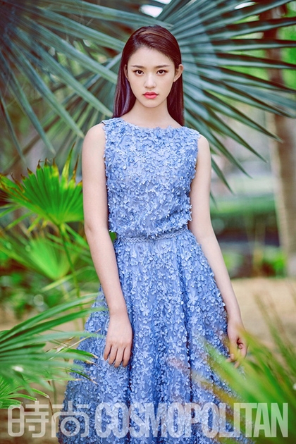 林允夏日写真大片曝光 气质出众演绎花季少女