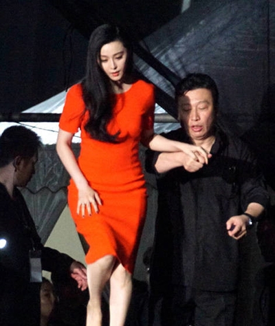 范冰冰李晨宛如连体婴 连在火车上都要搂腰秀恩爱