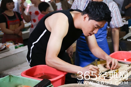 刘翔菜场被表白 为感恩亲自买菜下厨