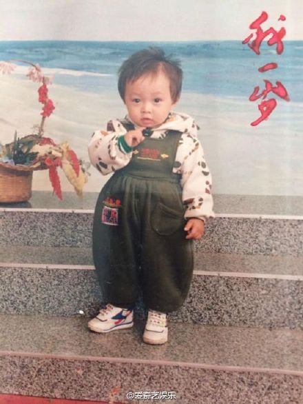 张艺兴童年超萌照汇总 张艺兴资料微博背景揭秘
