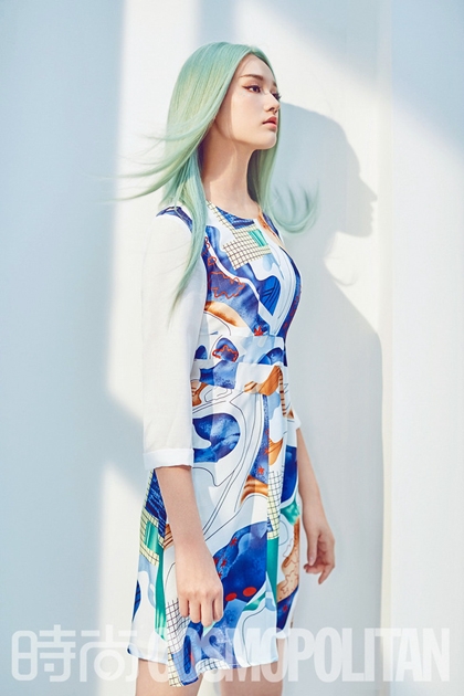 林允夏日写真大片曝光 气质出众演绎花季少女