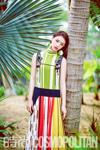 林允夏日写真大片曝光 气质出众演绎花季少女