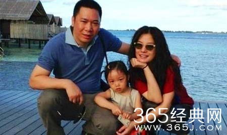 赵薇晒老公女儿合影回应感情危机