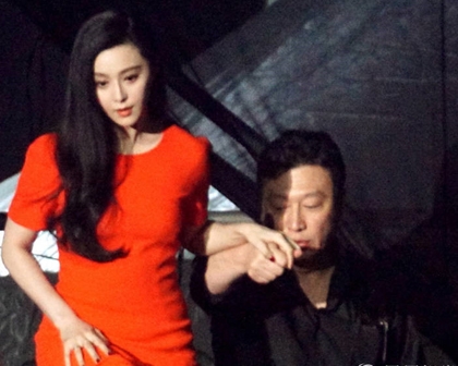 范冰冰李晨宛如连体婴 连在火车上都要搂腰秀恩爱