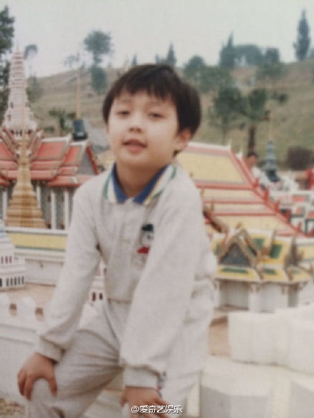 张艺兴童年超萌照汇总 张艺兴资料微博背景揭秘