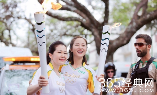 江一燕巴西担任奥运火炬手 传递奥运圣火