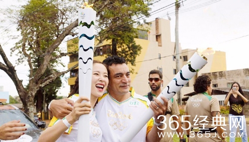 江一燕巴西担任奥运火炬手 传递奥运圣火