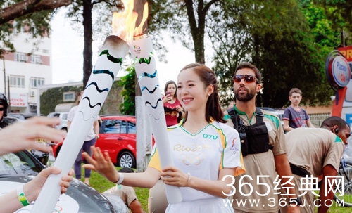 江一燕巴西担任奥运火炬手 传递奥运圣火