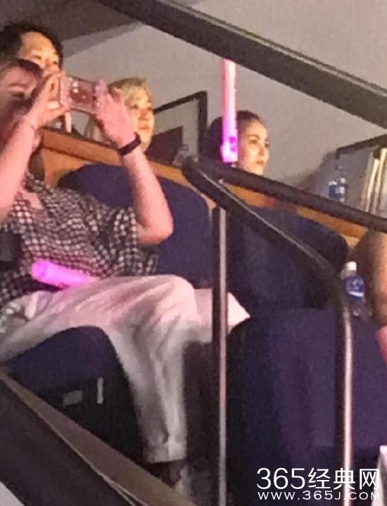 周杰伦演唱会全家助阵 周妈妈昆凌静静欣赏