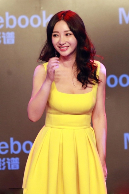 柳岩黄裙性感秀乳沟 台下热聊刘谦