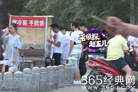 国民老公王思路边摊觅食 大裤衩出门接地气