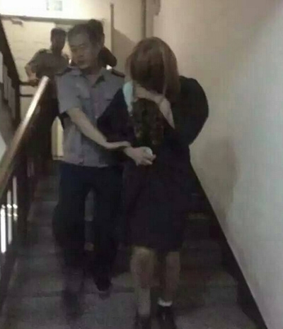 男生穿学士服戴假发闯女寝 宣称是来找女友