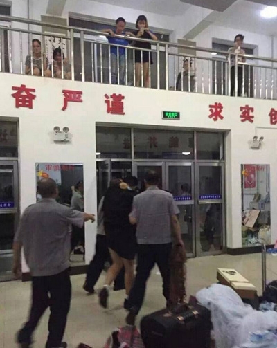 男生穿学士服戴假发闯女寝 宣称是来找女友