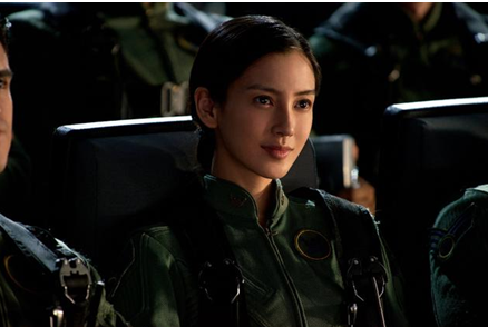 Baby晒照撞脸黄晓明 夫妻相越来越浓厚