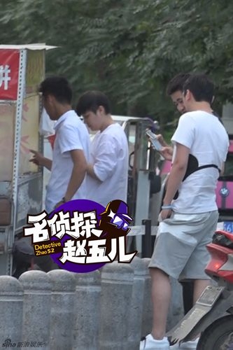 国民老公王思路边摊觅食 大裤衩出门接地气