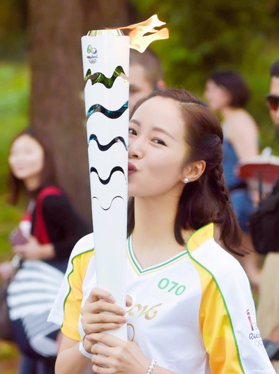 江一燕巴西担任奥运火炬手 传递奥运圣火