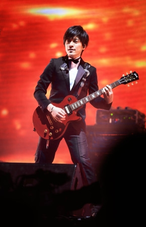 黄牛囤积五月天门票：没钱？陪睡来换