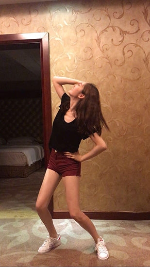 蒋梦婕晒逗比舞蹈 表情生动频笑场