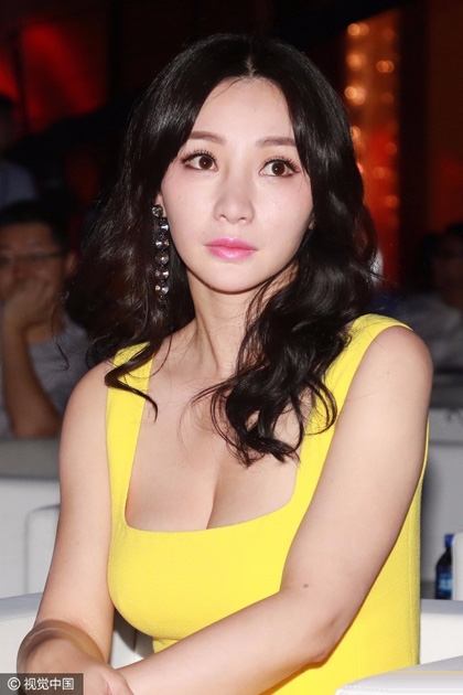 柳岩黄裙性感秀乳沟 台下热聊刘谦