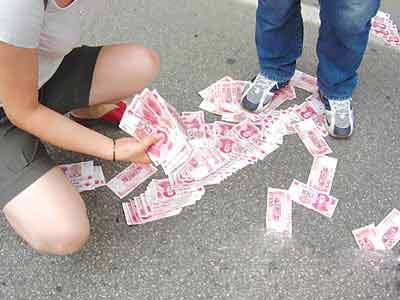 小偷为脱身撒现金 遭群众无视追赶