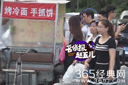 国民老公王思路边摊觅食 大裤衩出门接地气