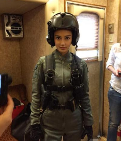 Baby晒照撞脸黄晓明 夫妻相越来越浓厚