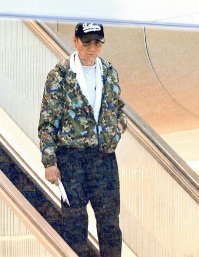 79岁谢贤车祸伤后首现身 上下车行动自如