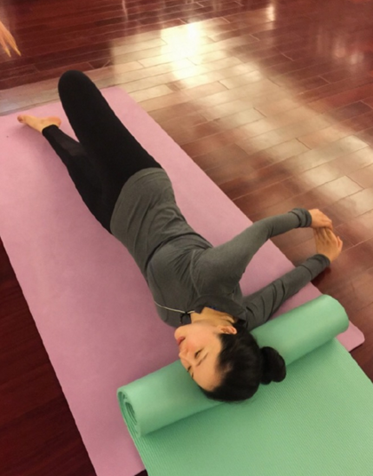 董璇微博晒照练瑜伽 身材纤细不像生过娃