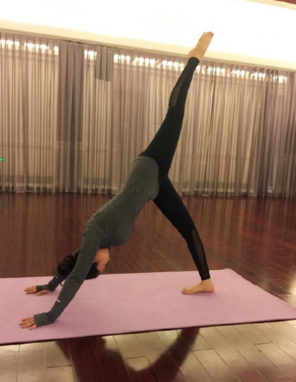 董璇微博晒照练瑜伽 身材纤细不像生过娃