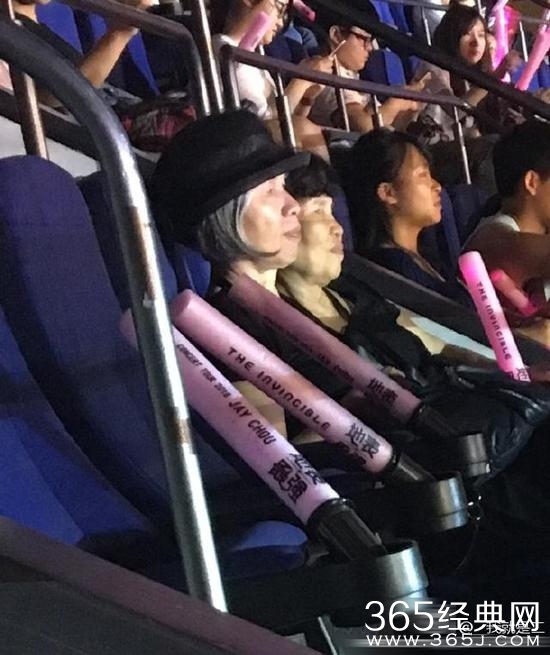 周杰伦演唱会全家助阵 周妈妈昆凌静静欣赏