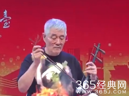 赵本山近照头银丝身形消瘦 倾心演奏