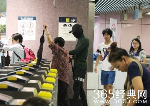 周润发蒙面乘地铁 发哥：这都能认出来