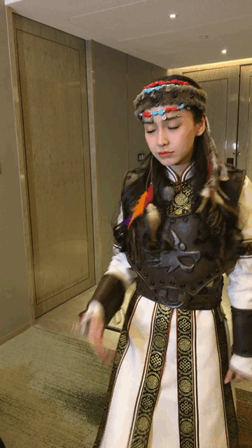 Angelababy嗨跳民族舞 伸直拳头绕圈圈笑翻众人