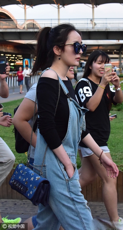 杨幂机场素颜露香肩 飞机晚点