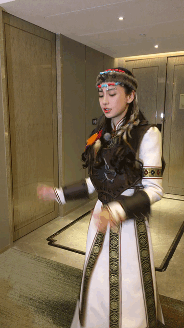 Angelababy嗨跳民族舞 伸直拳头绕圈圈笑翻众人