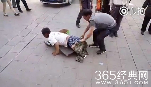 假乞丐遭路人当街揭穿骗局 迅速爬离现场