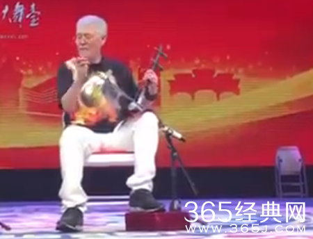 赵本山近照头银丝身形消瘦 倾心演奏