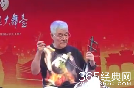 赵本山近照头银丝身形消瘦 倾心演奏