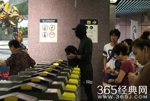 周润发蒙面乘地铁 发哥：这都能认出来