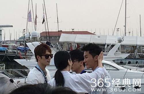 范冰冰李晨秀恩爱 李晨任由冰冰摸头杀