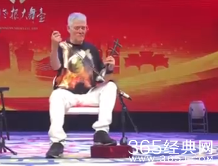 赵本山近照头银丝身形消瘦 倾心演奏