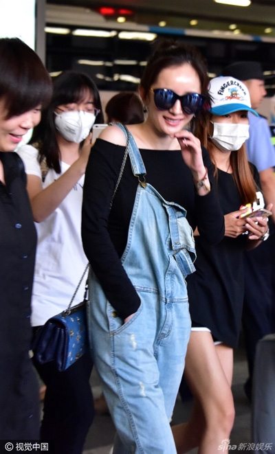 杨幂机场素颜露香肩 飞机晚点