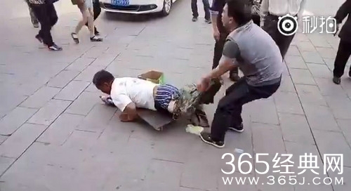 假乞丐遭路人当街揭穿骗局 迅速爬离现场