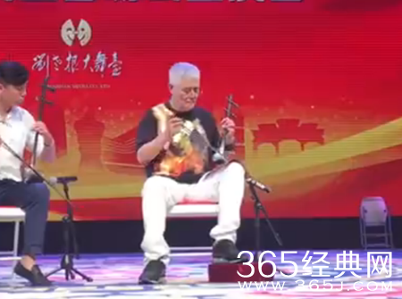 赵本山近照头银丝身形消瘦 倾心演奏