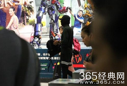 周润发蒙面乘地铁 发哥：这都能认出来