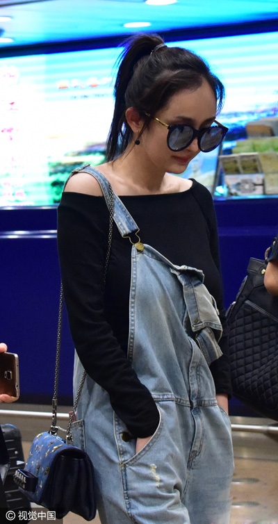 杨幂机场素颜露香肩 飞机晚点