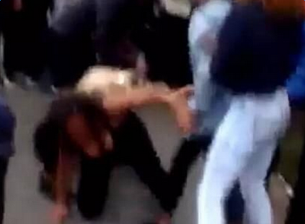 广西二女争一夫当街厮衣开打现场视频