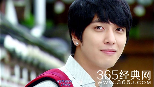 CNBLUE郑容和洗脱嫌疑李宗泫被罚 经纪公司道歉