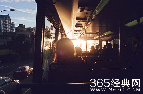 当哭泣没有意义，我练习着微笑