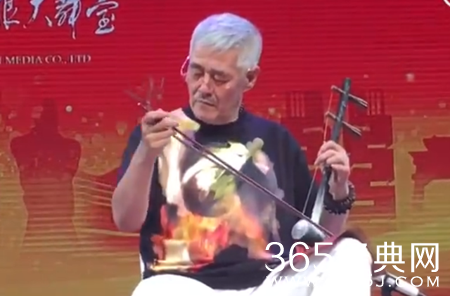 赵本山近照头银丝身形消瘦 倾心演奏